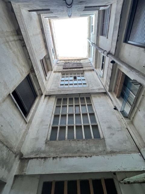 Mirando hacia el techo de un edificio