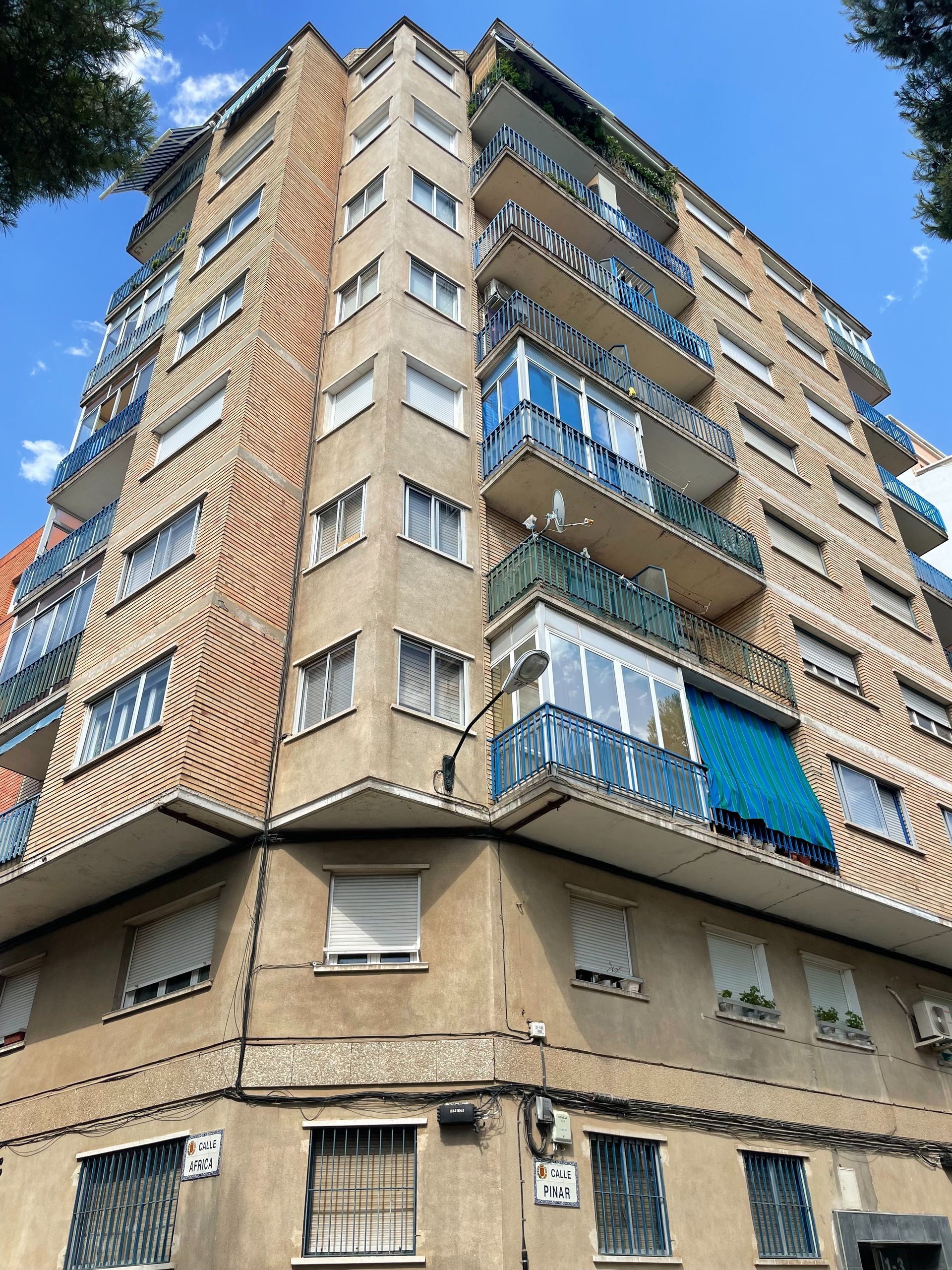 Un edificio alto con muchas ventanas y balcones.