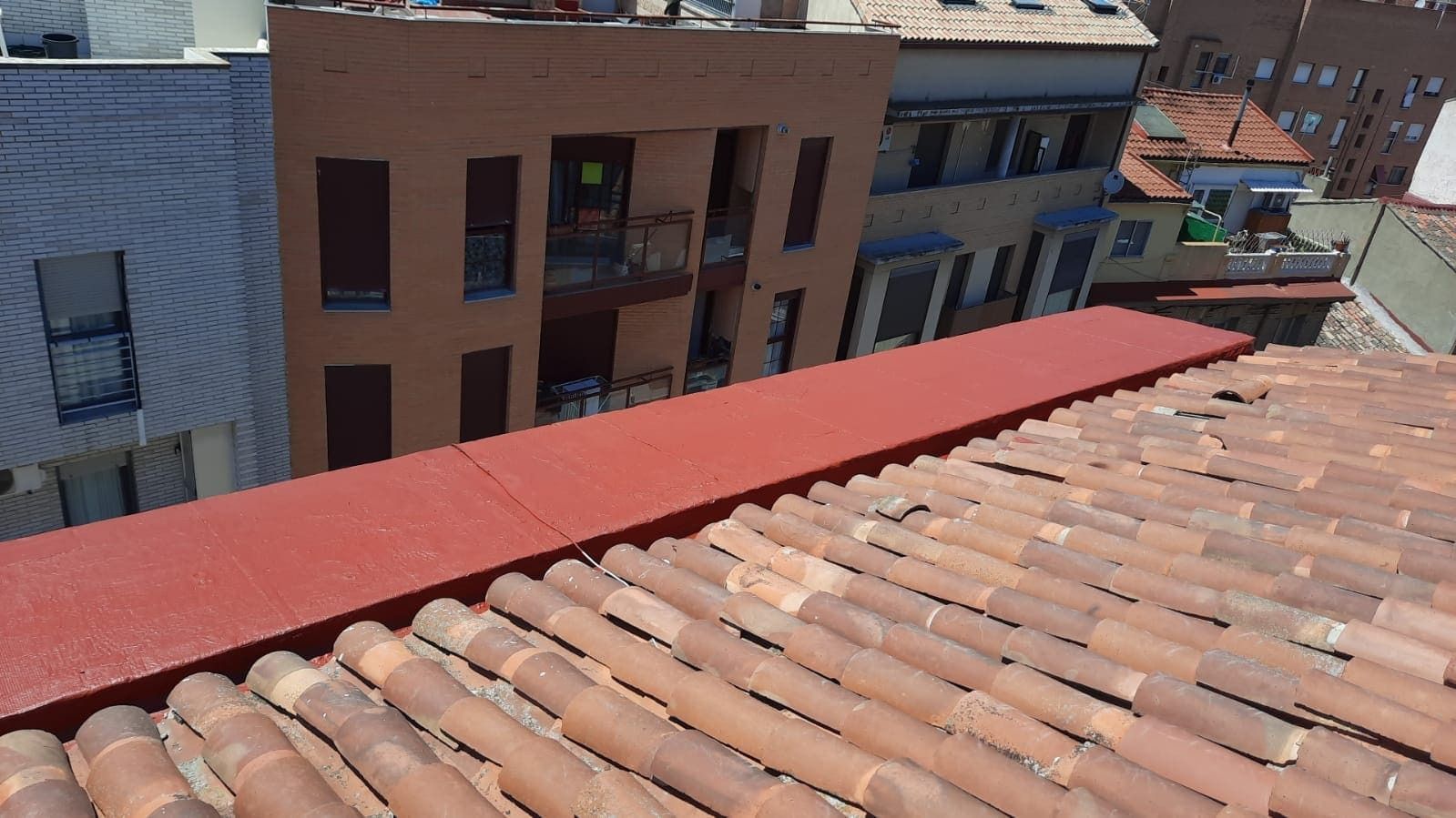 El tejado de un edificio con tejas rojas