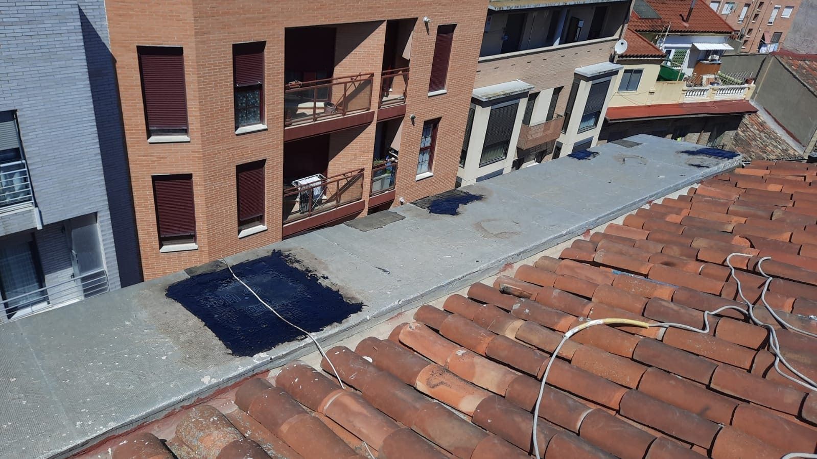Una vista aérea de un edificio de ladrillo con techo de tejas.