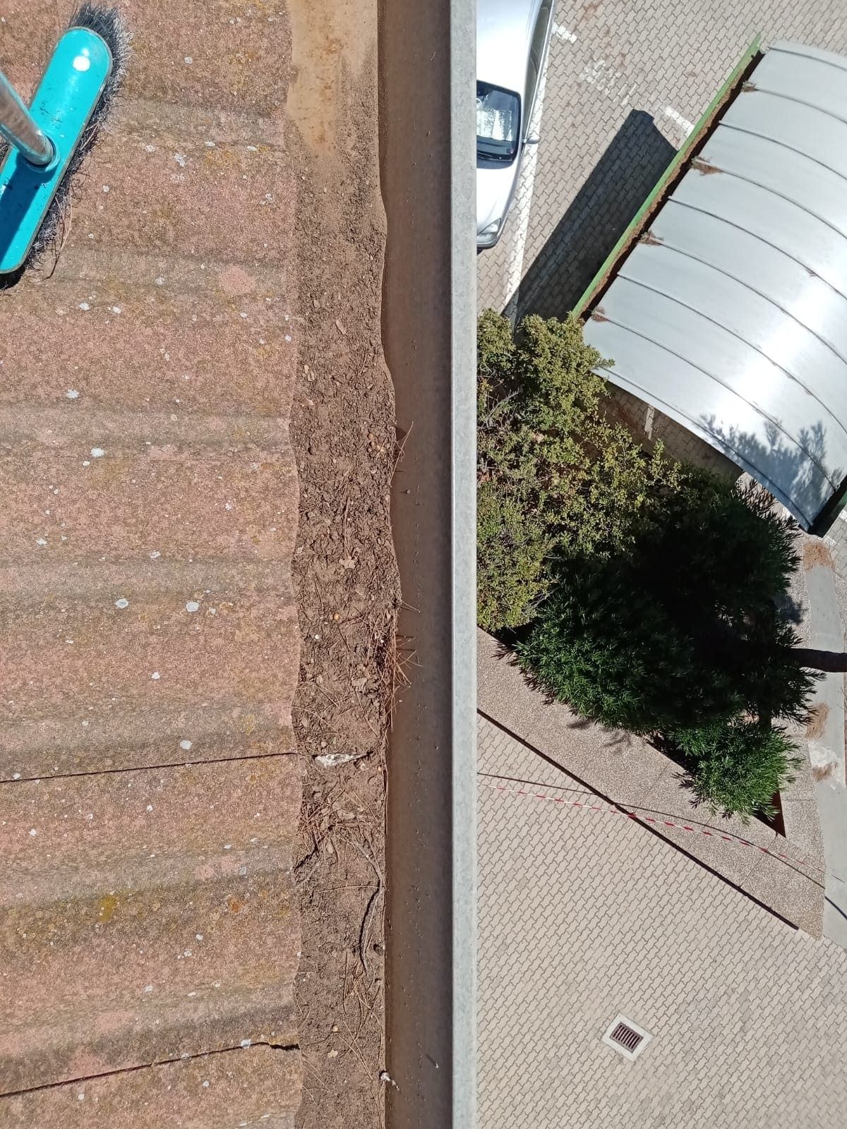 Una escoba está sentada en lo alto de una escalera al lado de un edificio.