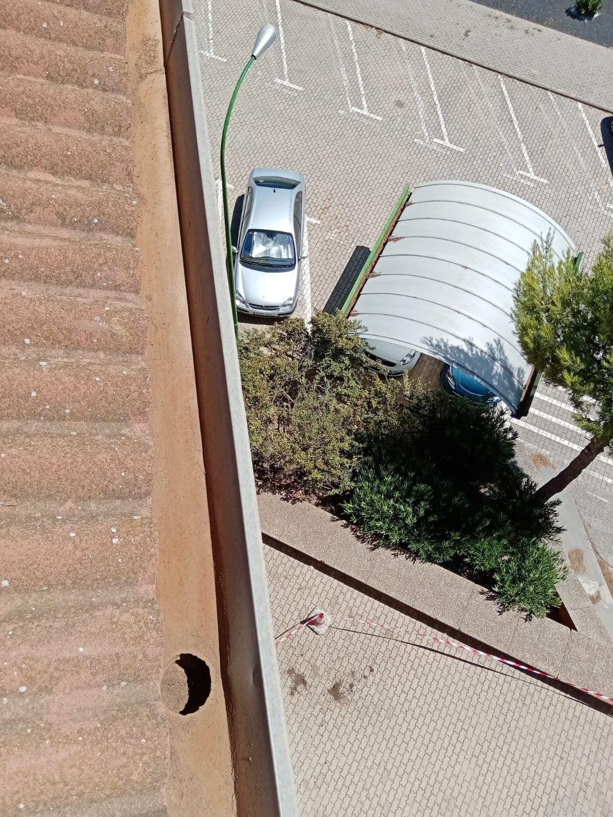 Una vista aérea de un automóvil estacionado al costado de un edificio.