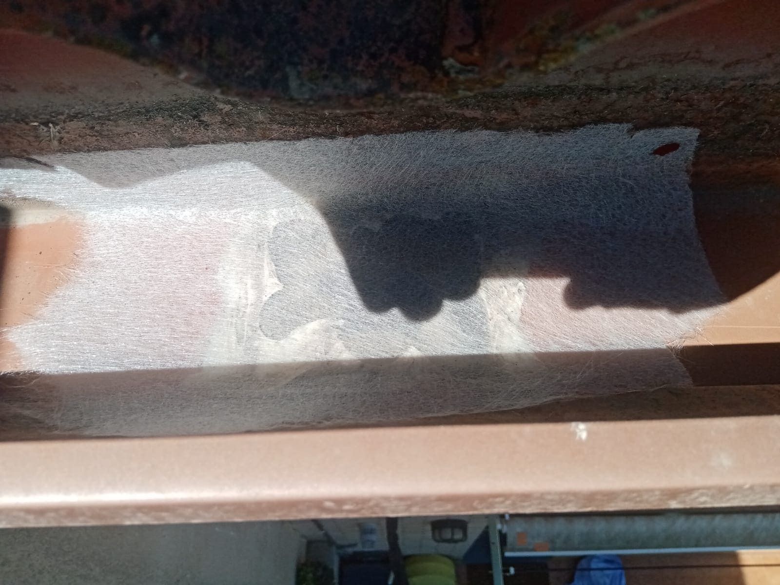 La sombra de una persona se proyecta sobre un trozo de papel.