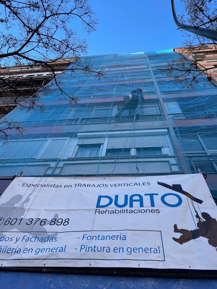 Un edificio grande con un cartel que dice duato.