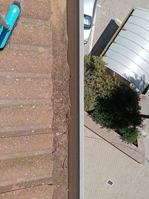 Se está utilizando una escoba azul para limpiar una escalera.