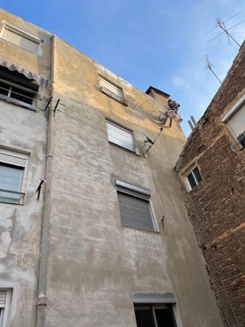 Mirando hacia arriba a un edificio con un cielo azul en el fondo