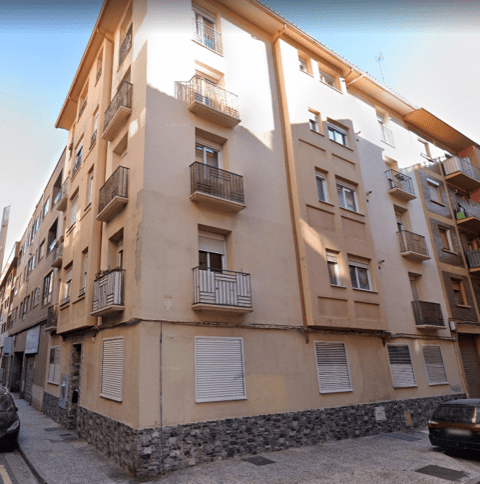 Un edificio grande con muchas ventanas y balcones.