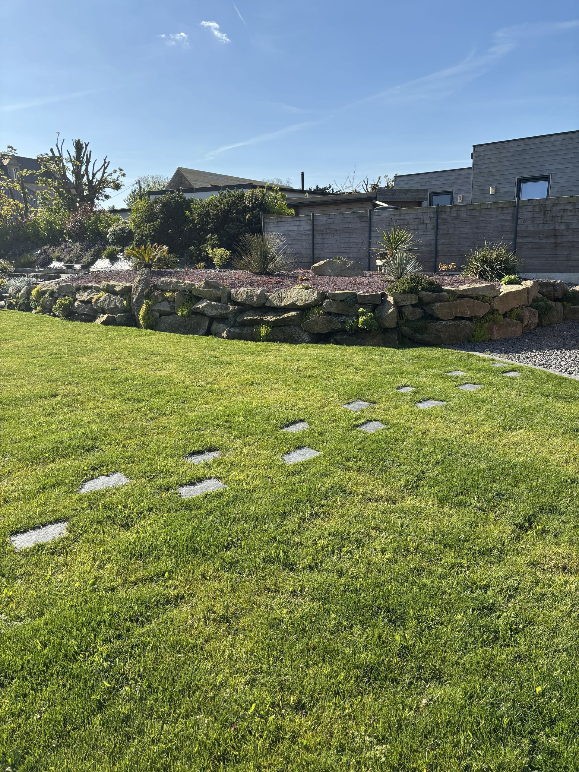 Pas japonais dans l'herbe avec mur en granite - Bretagne