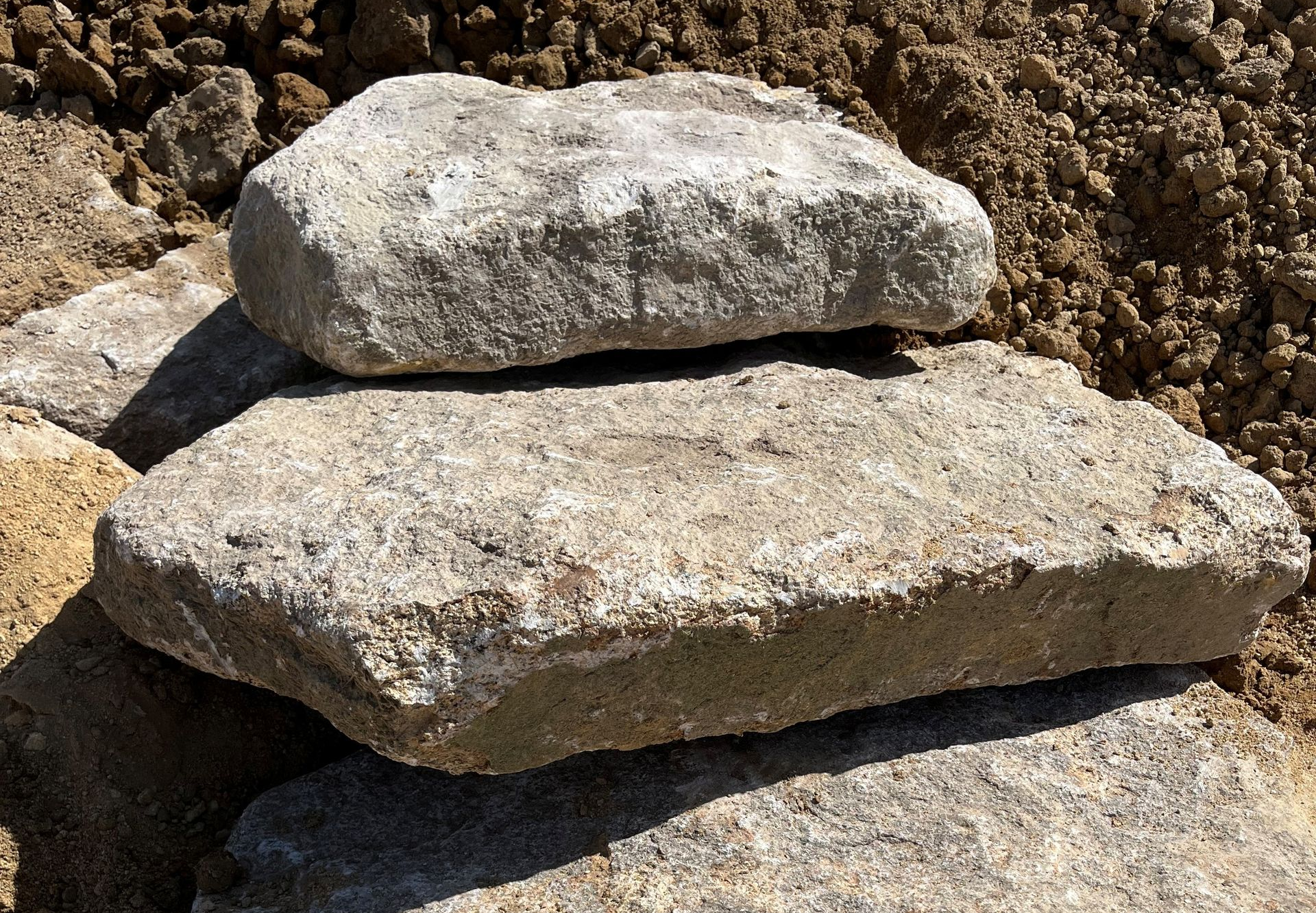 Marches réalisées avec des blocs de granite beige