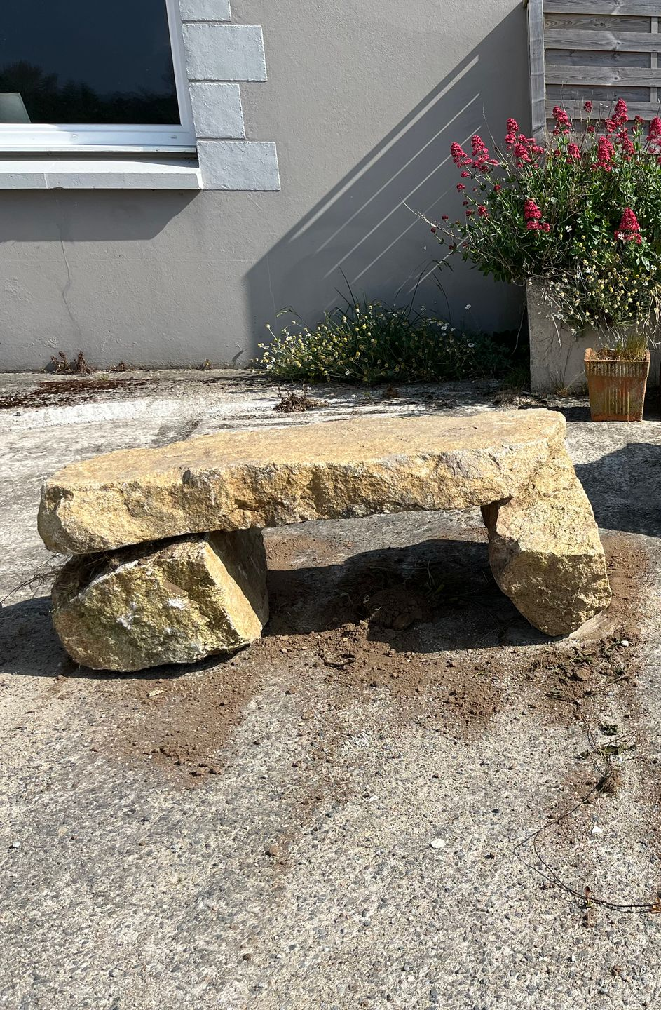 Banc réalisé avec trois rochers en granite de Guissény