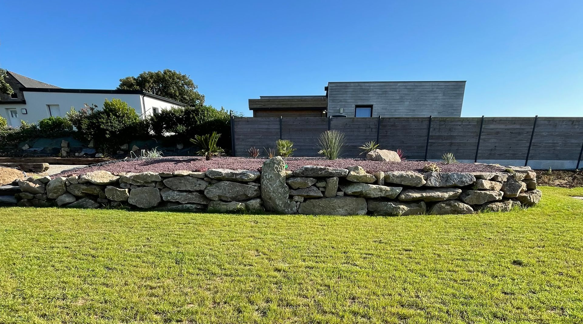 Mur en pierres sèches réalisées en granite beige du Finistère