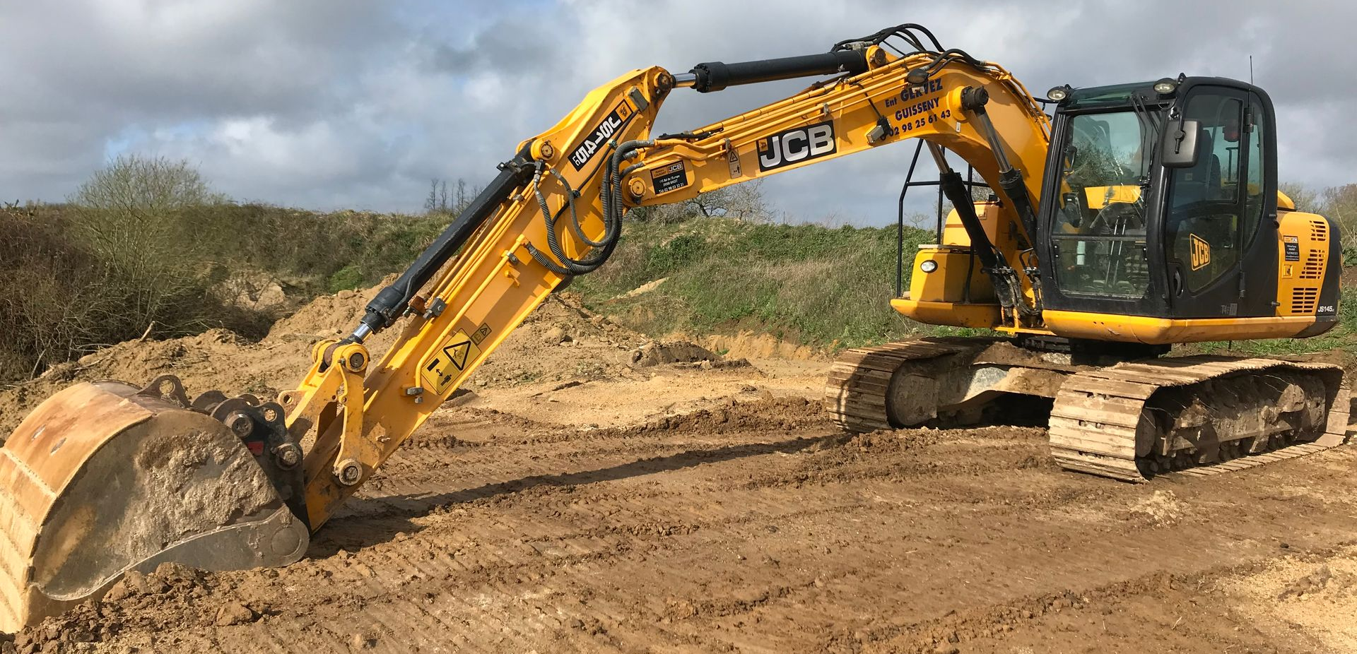 Pelle mécanisée pour travaux de terrassement dans le Finistère Nord