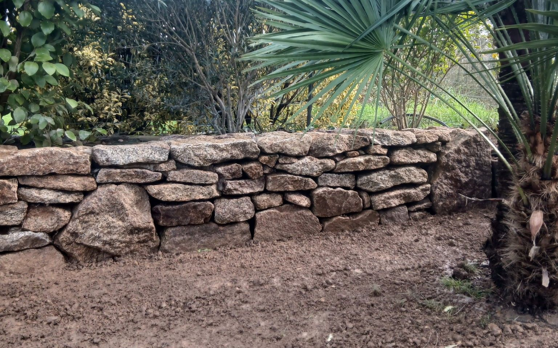 Muret en pierres sèches réalisé à partir de moellons de granite - Bretagne