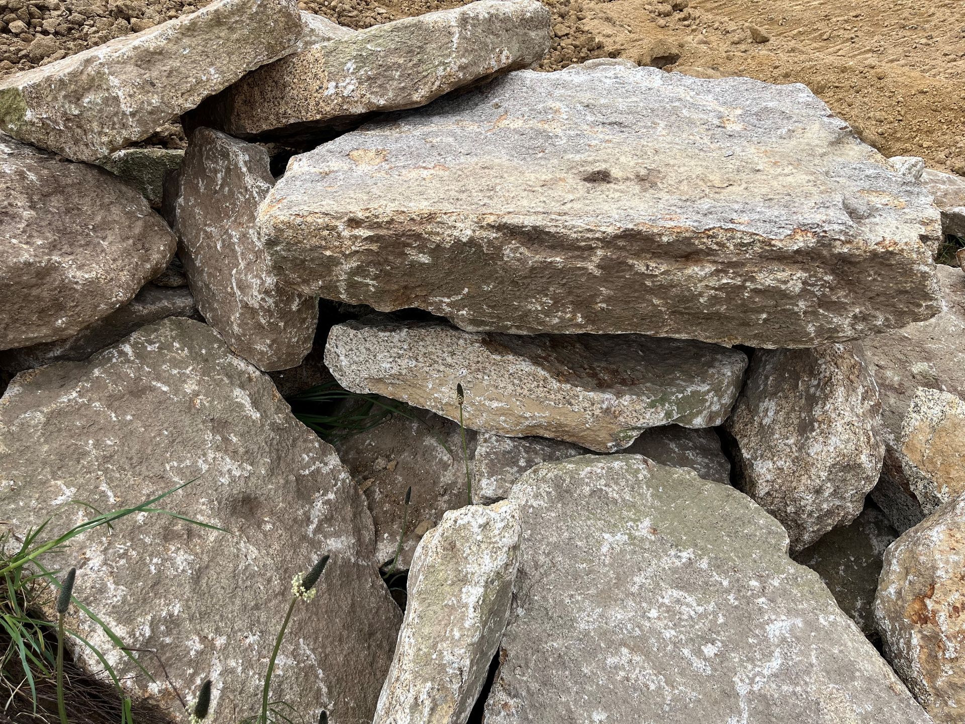 Blocs et menhir naturelles pour création d'enrochement