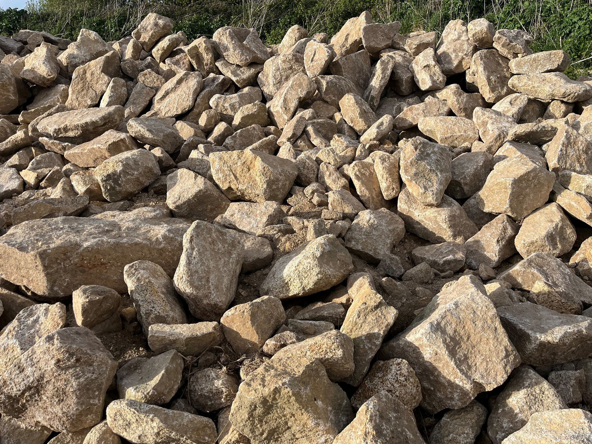 Moellons en granite beige de Guissény issue d'une carrière