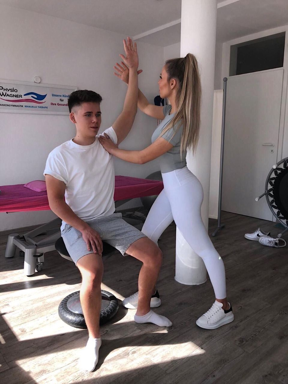 Physiotherapeutin bei einer Behandlung