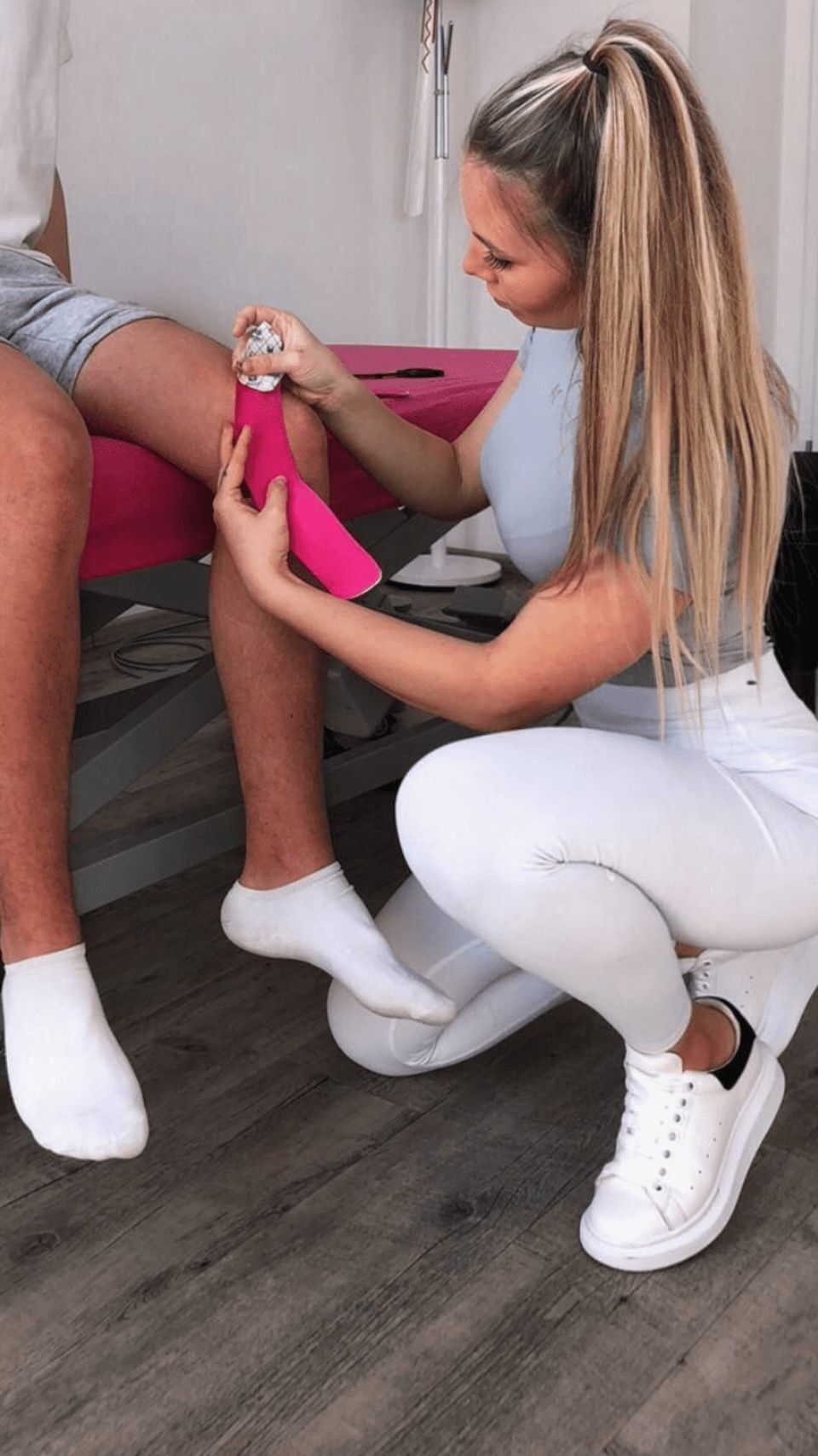 Physiotherapeutin bei einer Behandlung