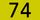 Le chiffre 74 noir sur fond jaune