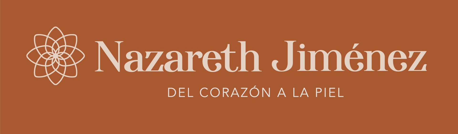 Logotipo con el texto "Nazareth Jim&eacute;nez" y "Del Coraz&oacute;n a la Piel" sobre fondo marr&oacute;n. Presenta un dise&ntilde;o floral blanco.