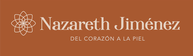 Logotipo con el texto "Nazareth Jiménez" y "Del Corazón a la Piel" sobre fondo marrón. Presenta un diseño floral blanco.