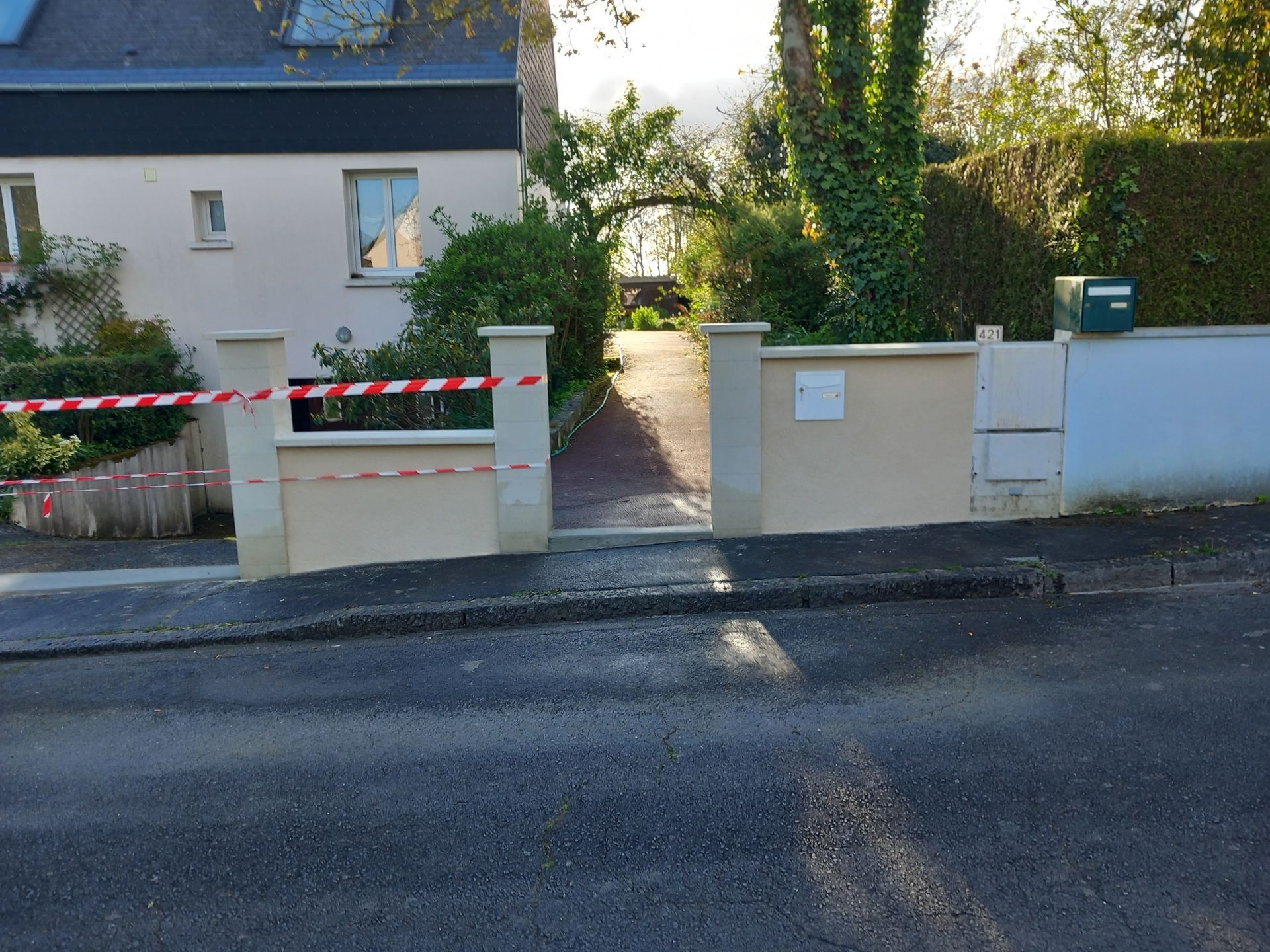 L'extérieur d'une maison en chantier.