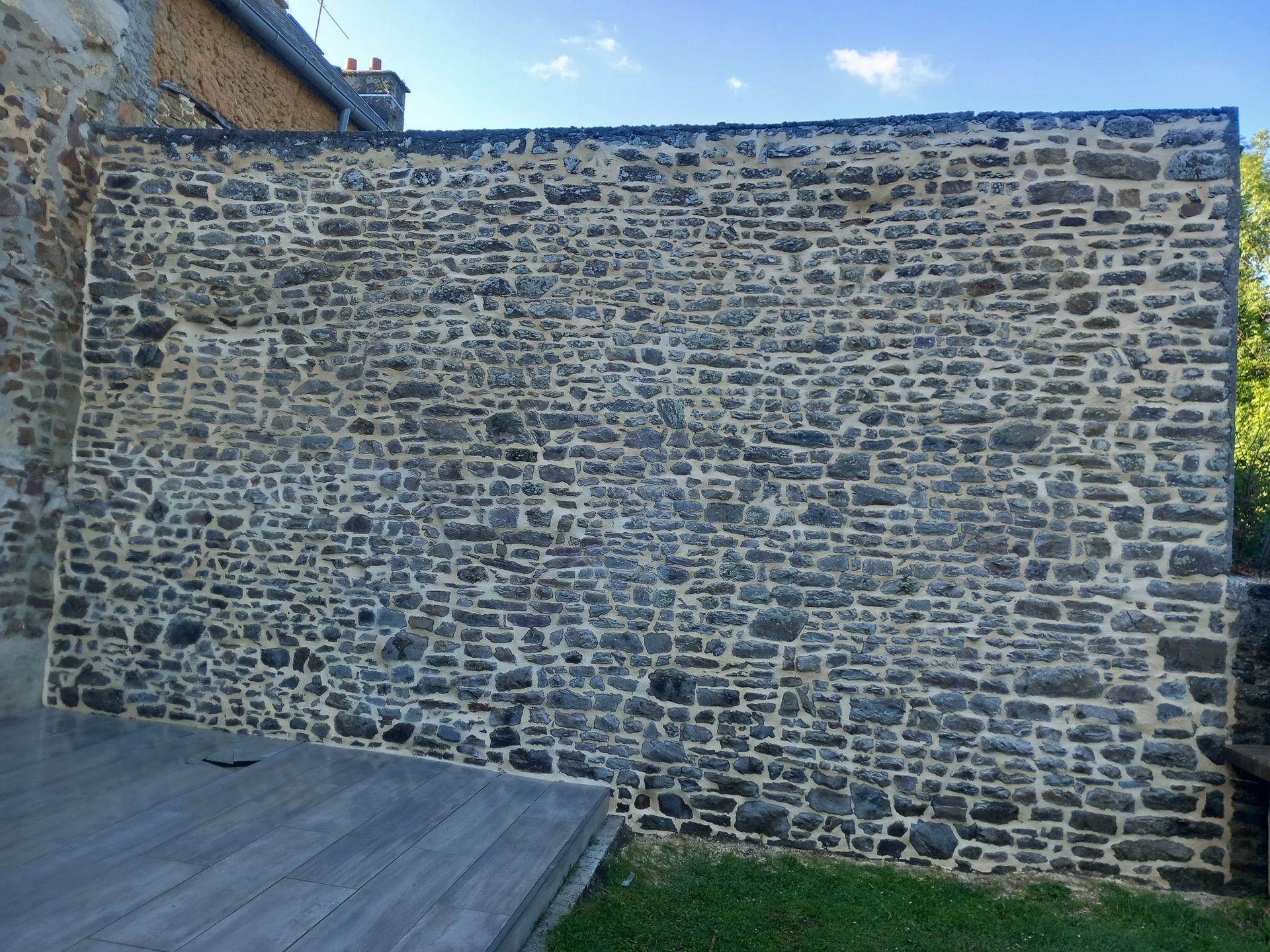 Un mur en pierres.