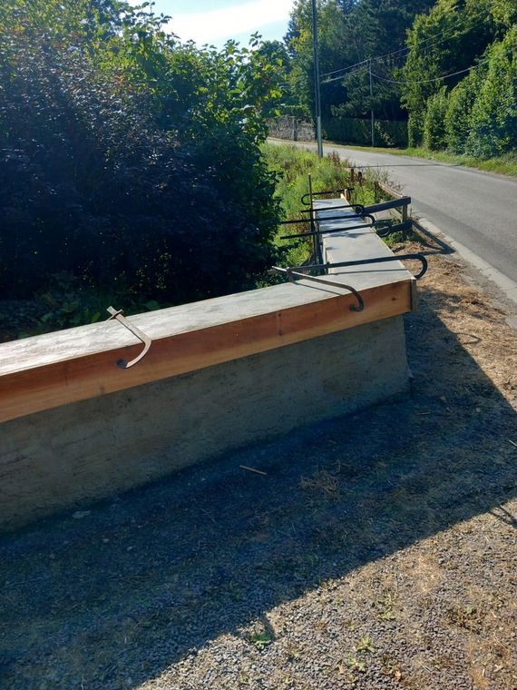 Le muret d'une maison en construction.