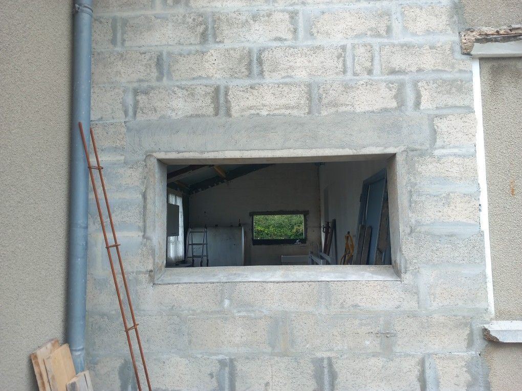 Un trou rectangulaire dans un mur.