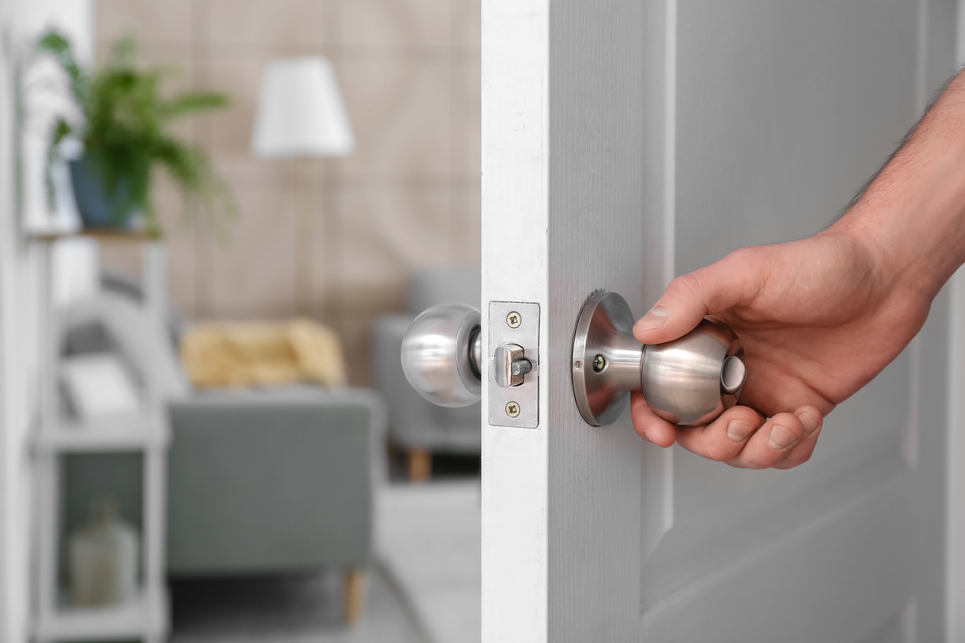 Une porte blanche.