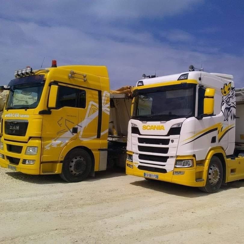 Camions de livraison jaunes