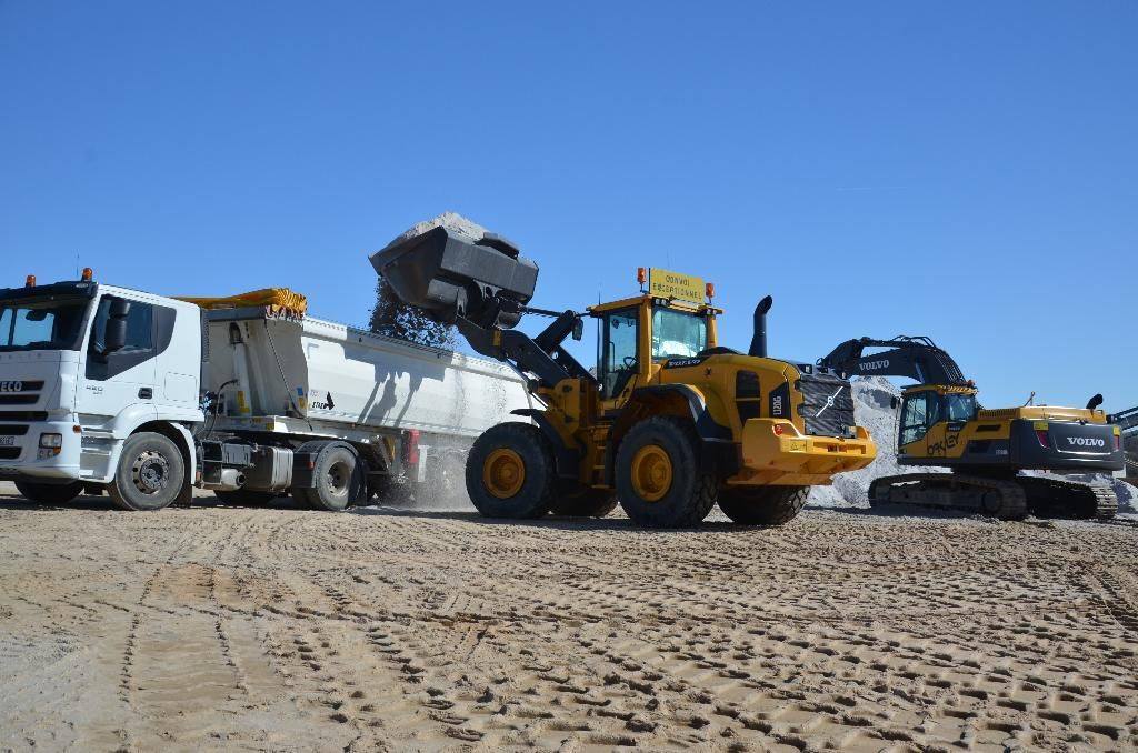 Tractopelle qui charge un camion benne
