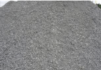 Tas de grave gris foncé