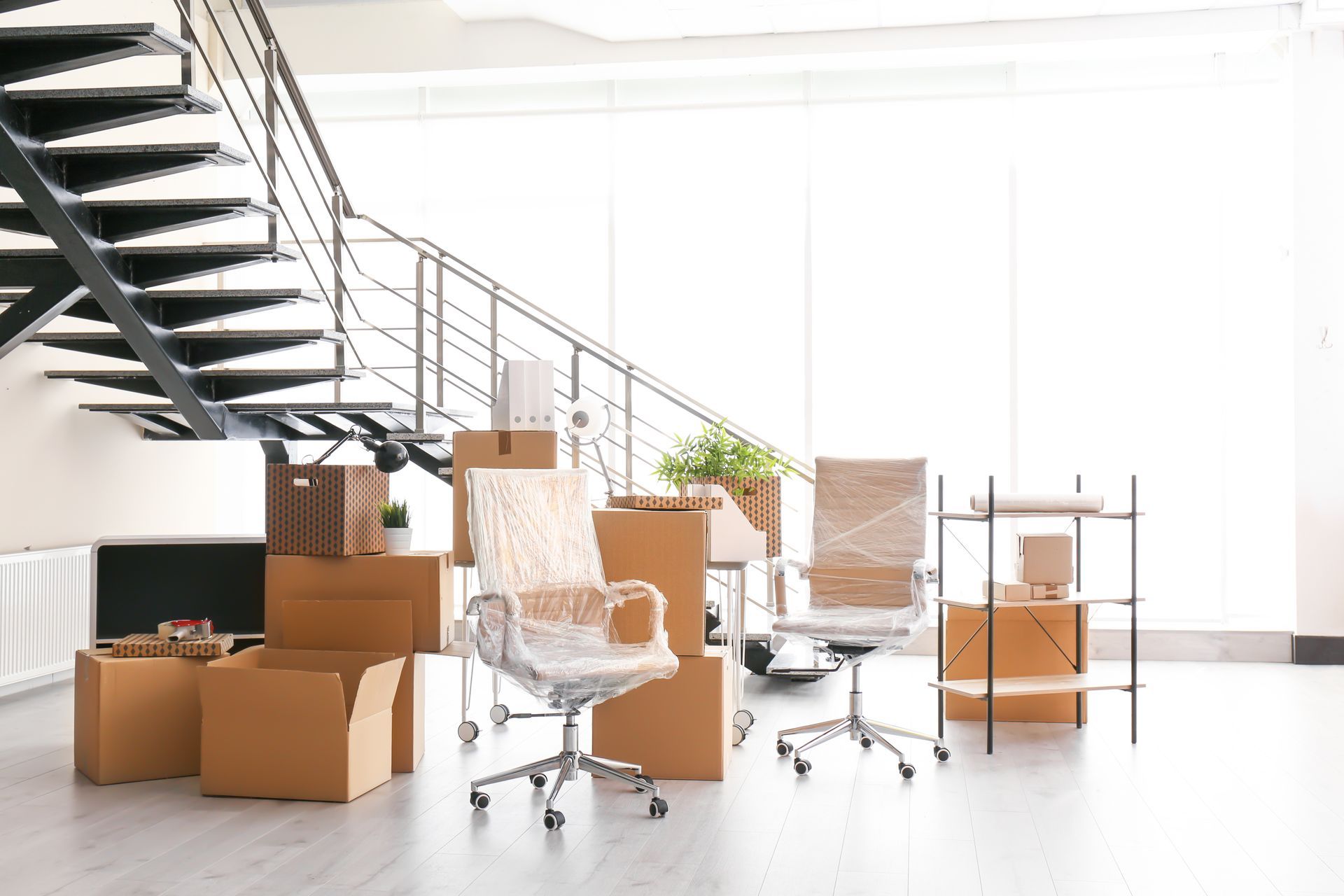 Déménagement cartons et chaises de bureaux