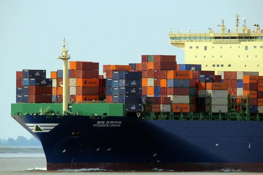 Cargo chargé de conteneurs colorés en mer