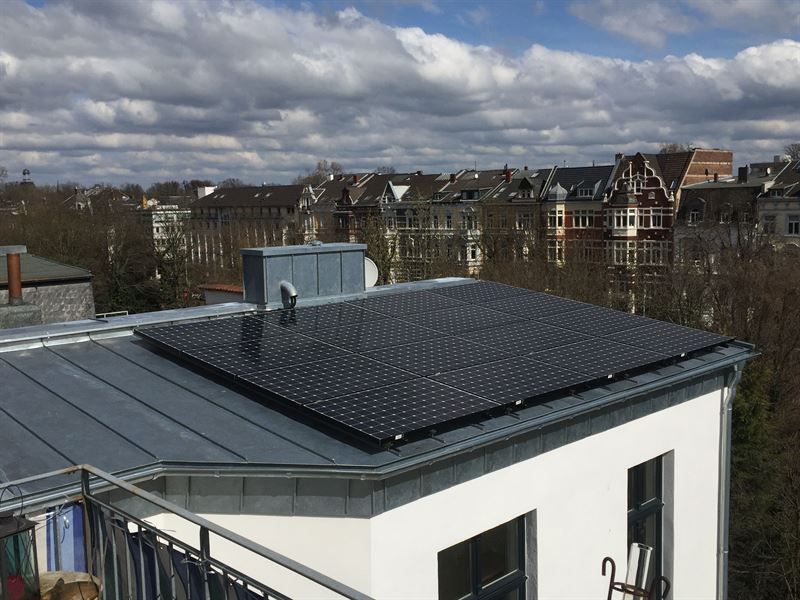 Ein Dach mit vielen Sonnenkollektoren darauf