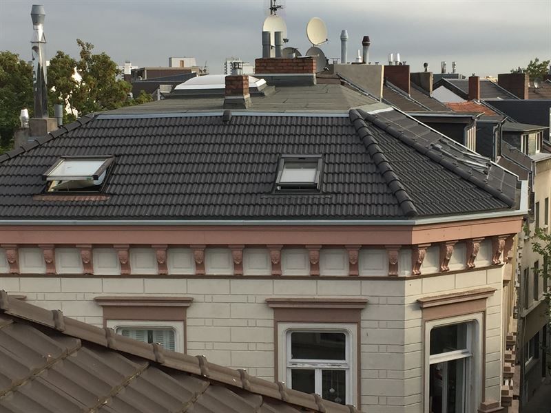 Ein Gebäude mit einem Dach, auf dem sich ein Oberlicht befindet