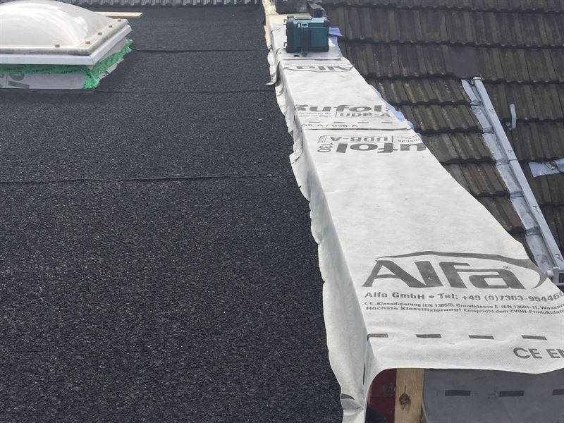 Ein Dach mit einem Dachmaterial, auf dem Alfa steht