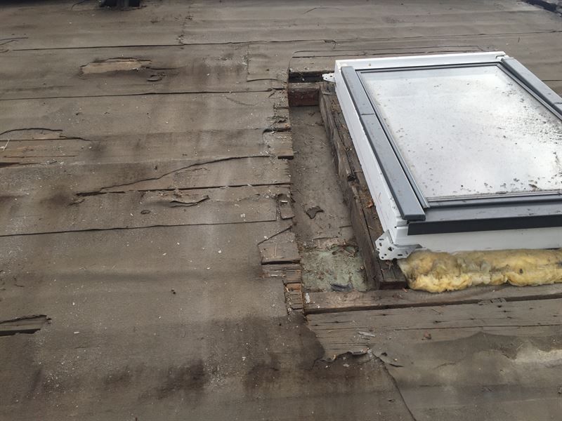 Ein Oberlicht sitzt auf einem Holzdach