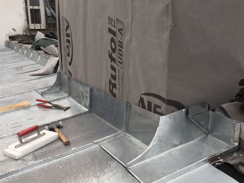 Ein Dach mit einem Dachmaterial, auf dem Rufol steht