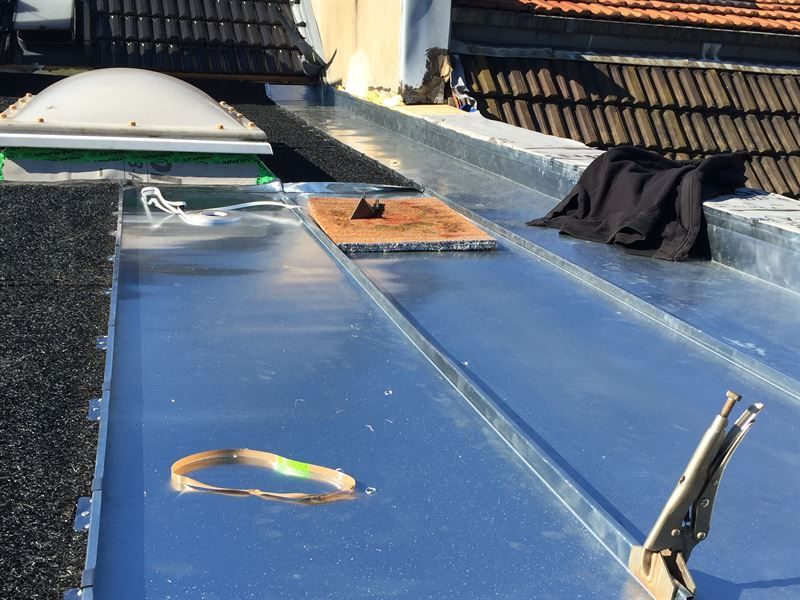 Ein blaues Dach mit einer Zange darauf