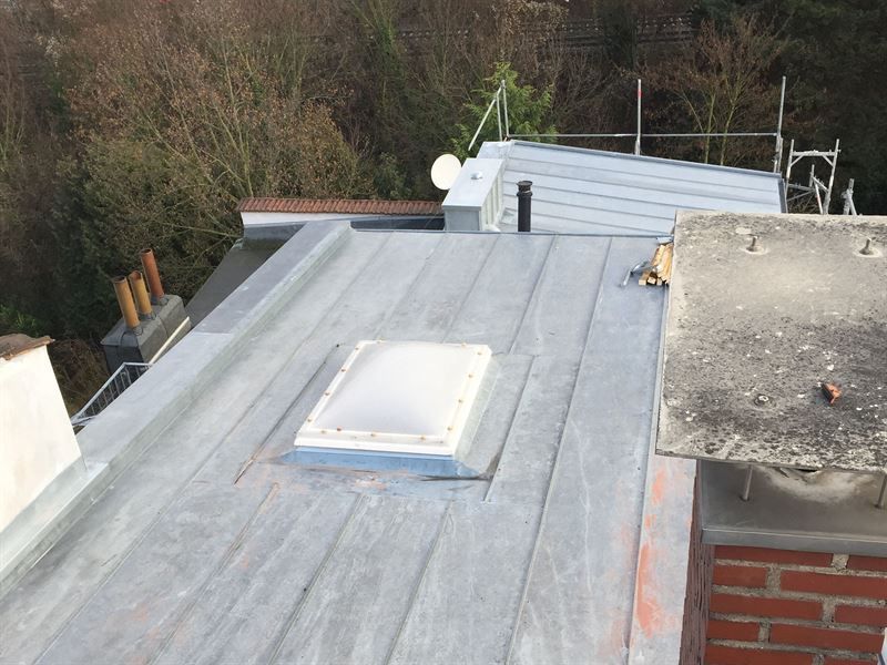 Ein Dach mit einem Oberlicht in der Mitte