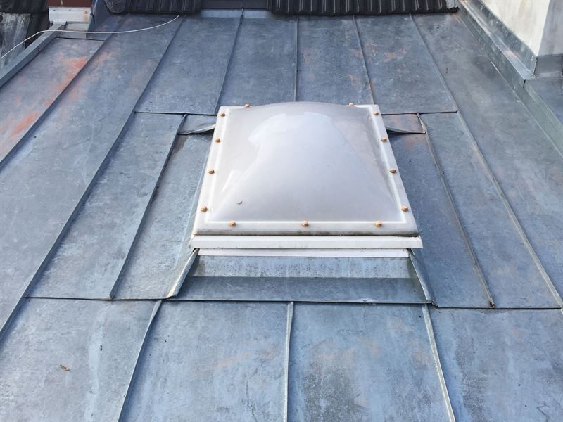 Ein Oberlicht auf dem Dach eines Gebäudes