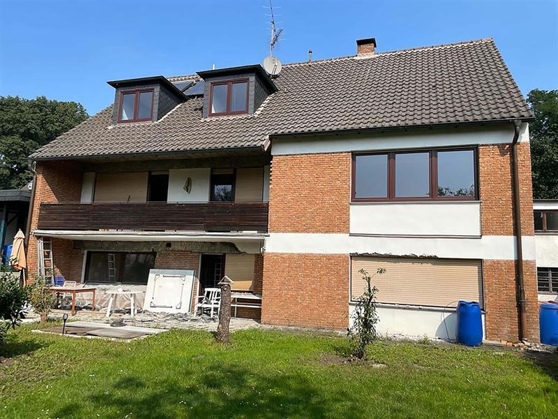 Ein großes Backsteinhaus mit vielen Fenstern