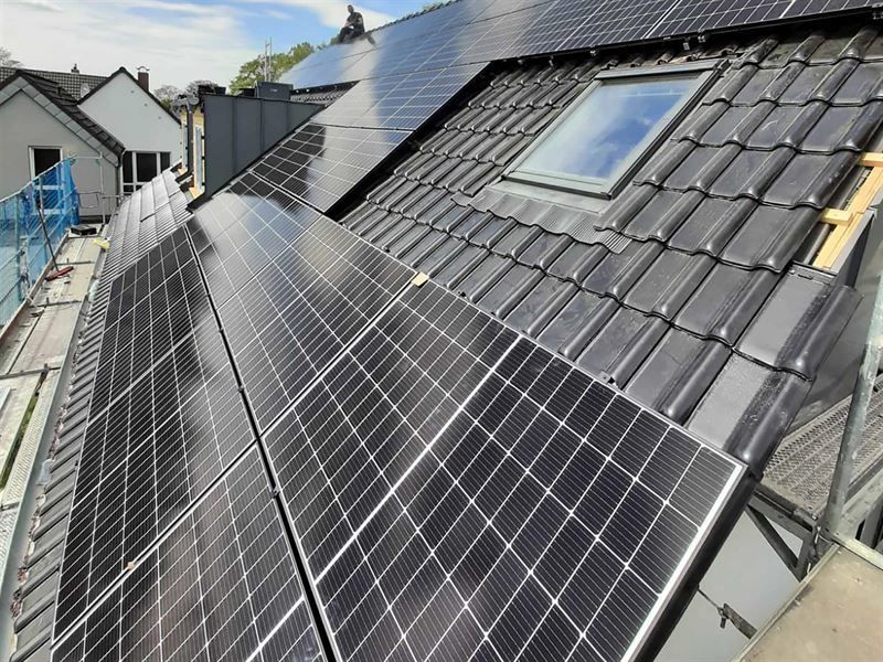 Ein Dach mit vielen Sonnenkollektoren darauf