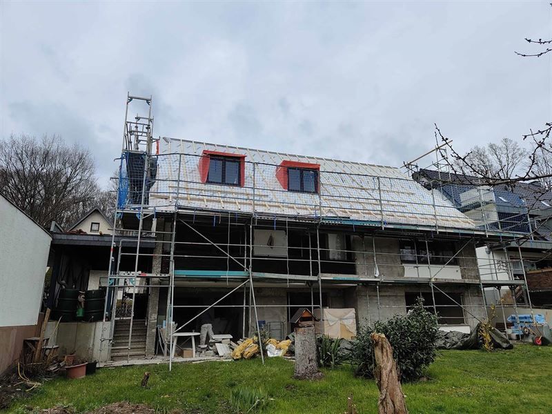 Es wird ein Haus mit Gerüst darum herum gebaut.