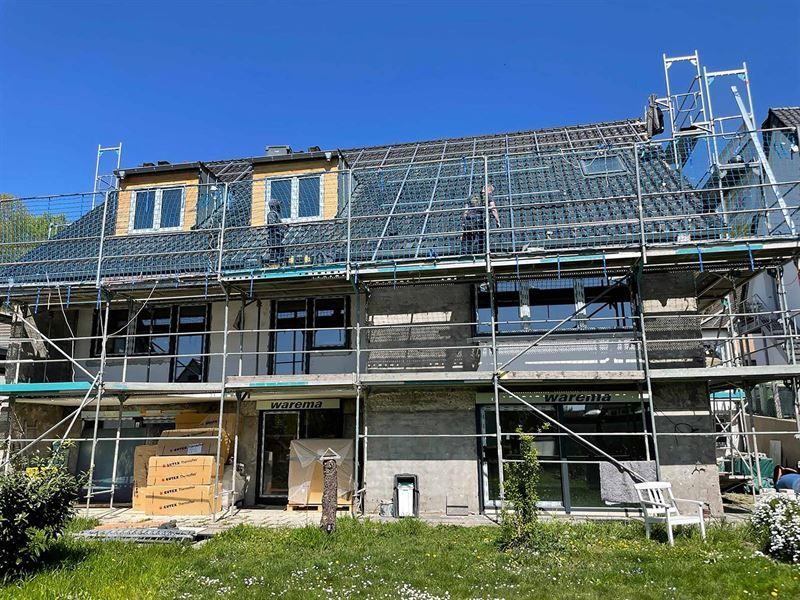 Es wird ein Haus mit Gerüst darum herum gebaut.