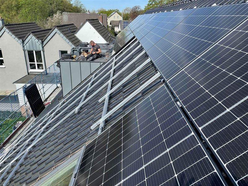 Eine Gruppe von Solarmodulen befindet sich auf einem Dach.