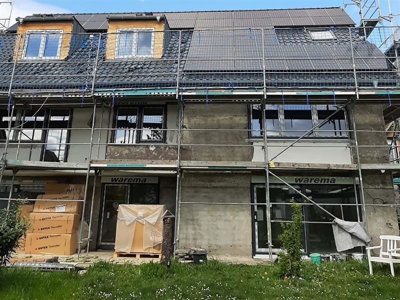 Es wird ein Haus mit Gerüst darum herum gebaut.