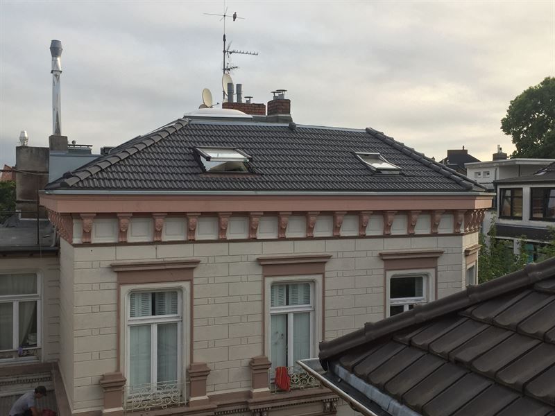 Ein Gebäude mit einem Dach, auf dem sich ein Oberlicht befindet