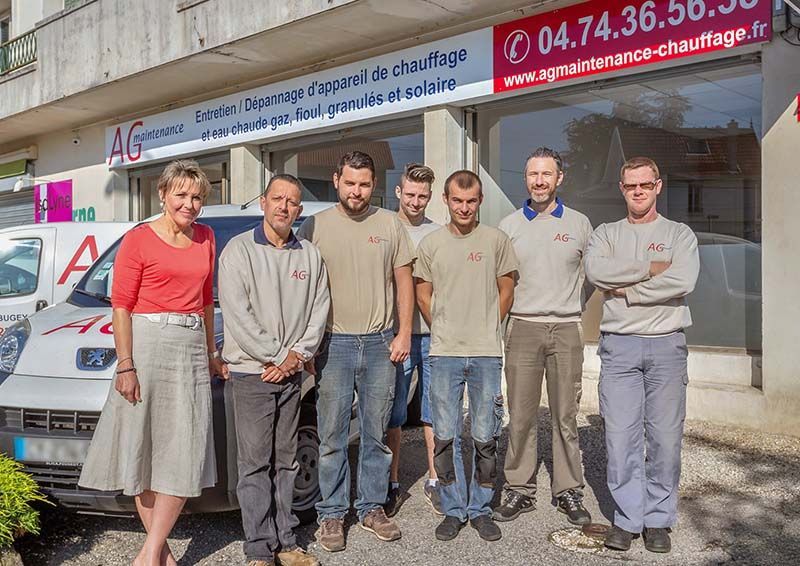 Employés de AG Maintenance posant devant l'établissement.